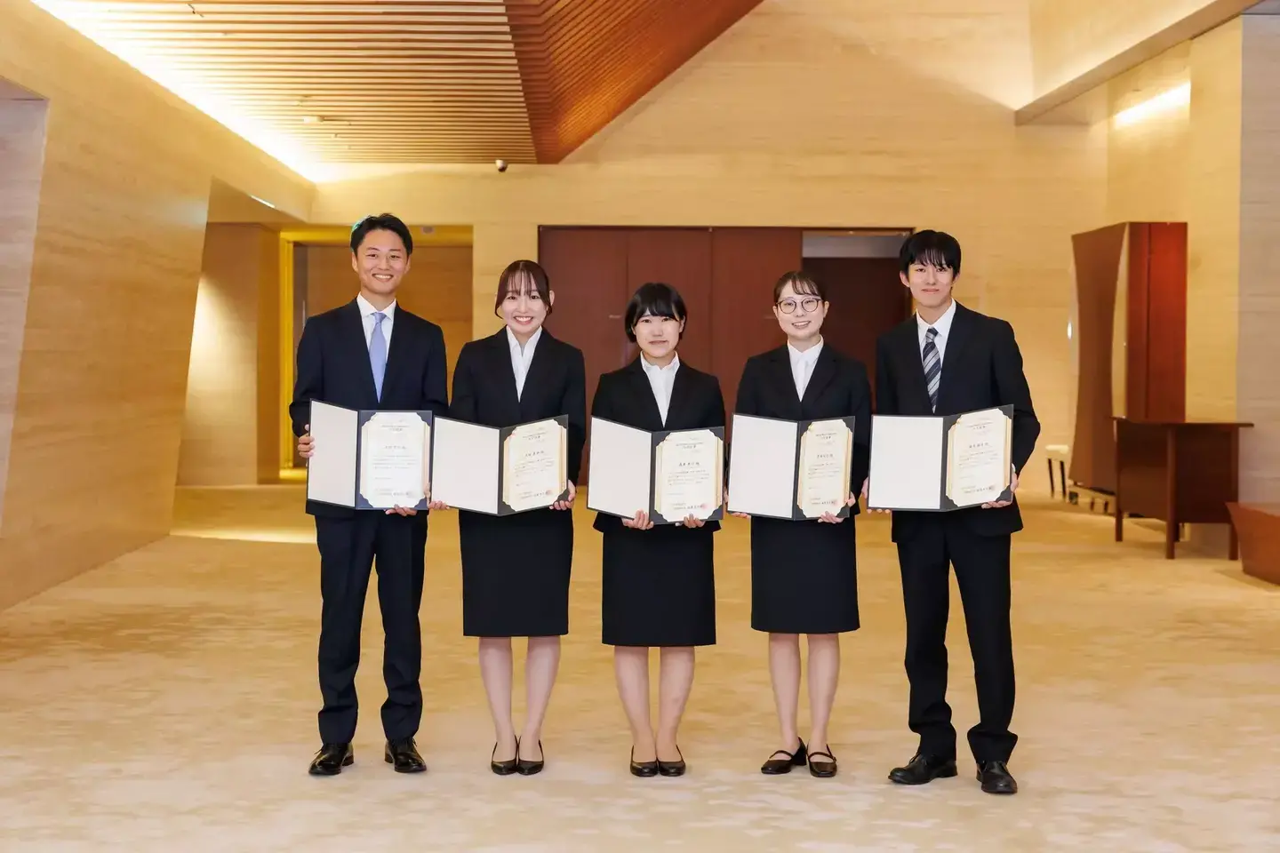 内定証書を持つ内定者